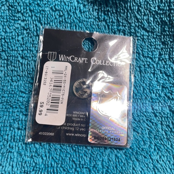 New NHL stadium series 2020 lapel pin - Picture 4 of 4